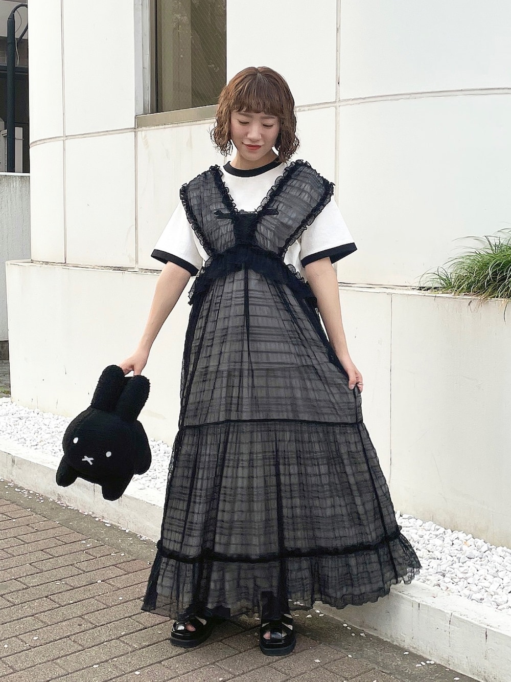 ホワイト系のTシャツ/カットソー、ブラック系のワンピース、ブラック系のハンドバッグを着用したレディースの春コーディネートの2枚目の写真