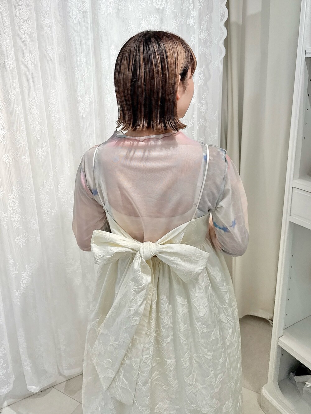 ピンク系のTシャツ/カットソー、ホワイト系のワンピース、ブラック系のパンプスを着用したレディースの夏コーディネートの5枚目の写真