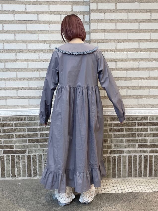 ホワイト系のその他パンツ、ホワイト系のスニーカー、ピンク系のワンピースを着用したレディースの冬コーディネートの3枚目の写真