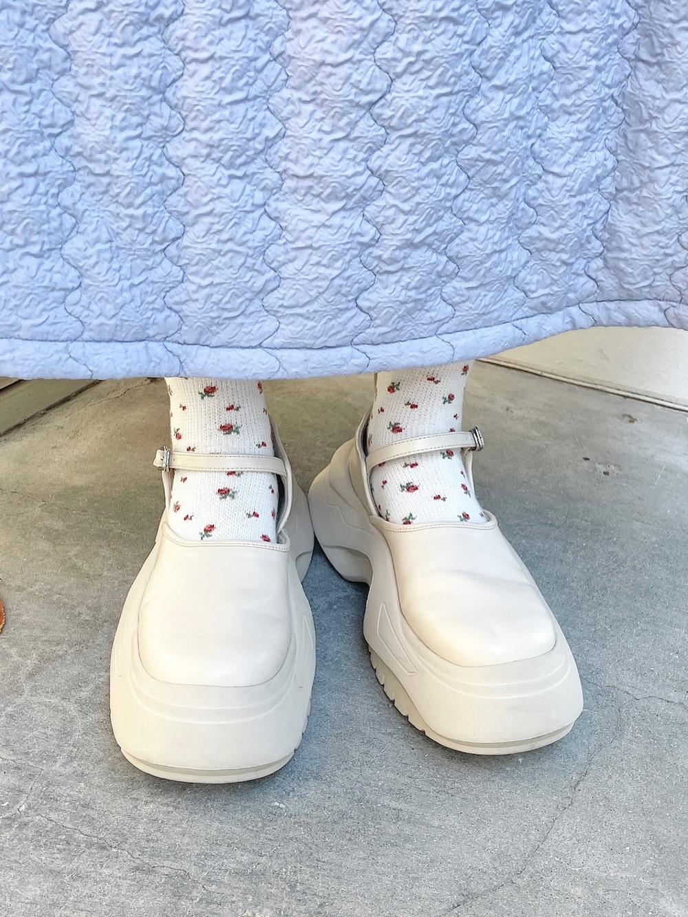 ホワイト系のシャツ/ブラウス、ブルー系のワンピース、ホワイト系のスニーカーを着用したレディースの秋コーディネートの5枚目の写真