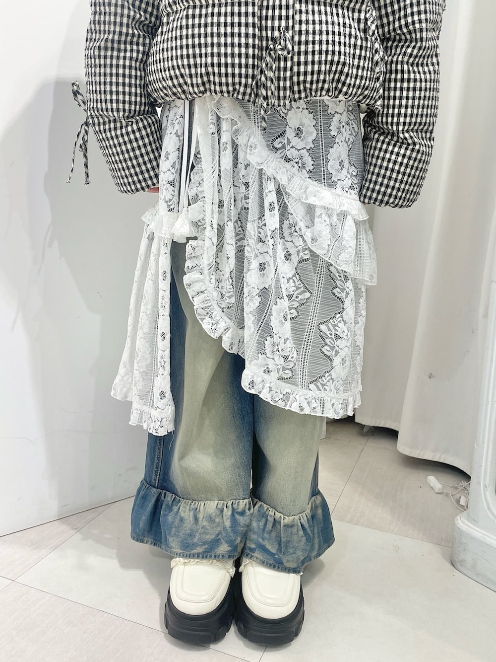 その他のブルゾン、ホワイト系のスカート、ブルー系のデニムパンツを着用したレディースの秋コーディネートの6枚目の写真