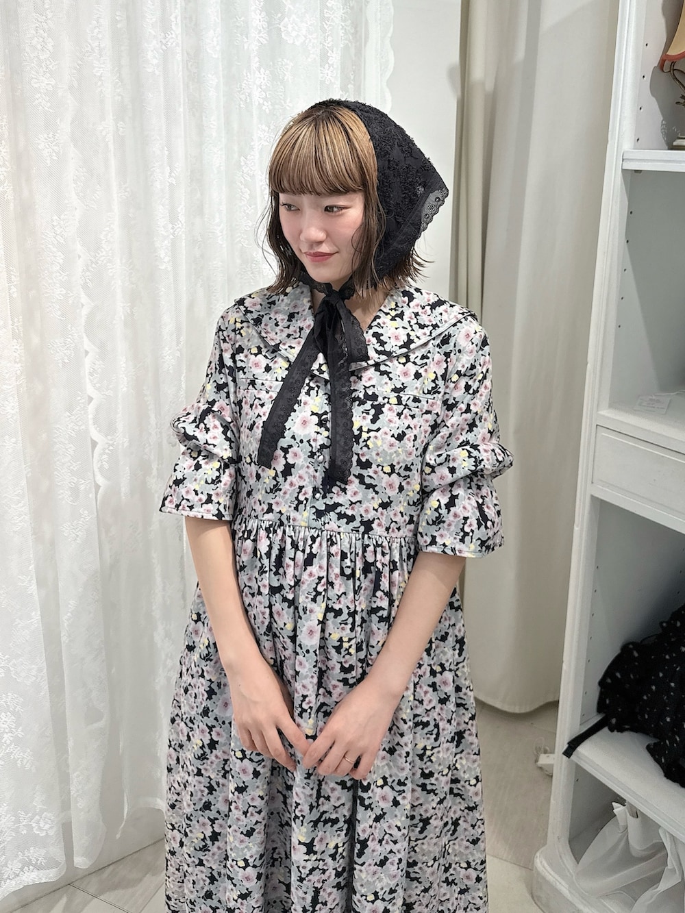ブラック系のワンピース、ブラック系のスウェットパンツ、ホワイト系のスニーカーを着用したレディースの夏コーディネートの5枚目の写真