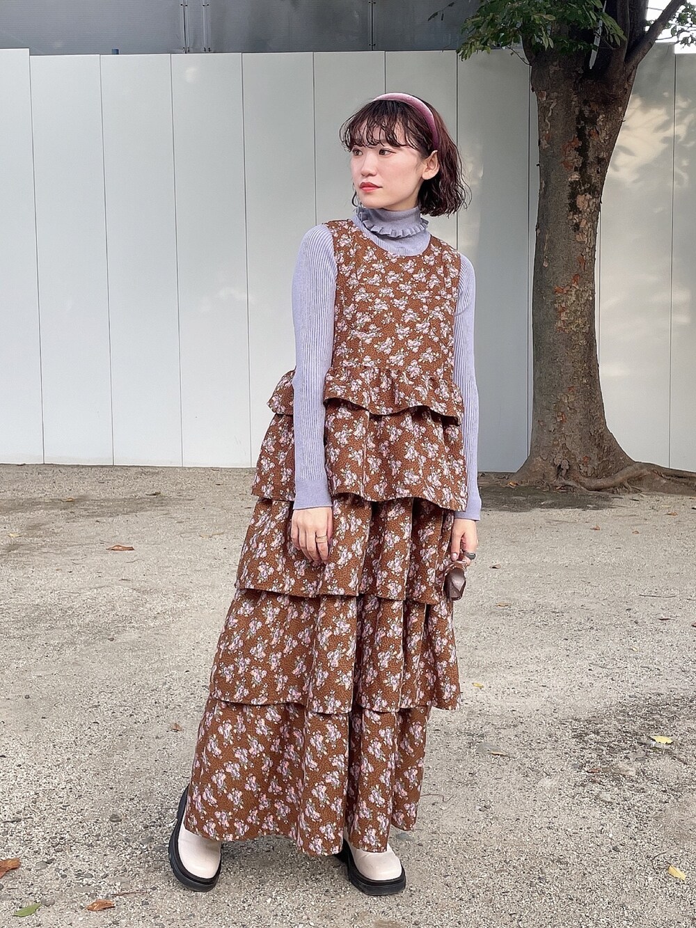 ピンク系のその他アウター、ブラック系のジャンパースカート、ブルー系のニット/セーターを着用したレディースの冬コーディネートの6枚目の写真