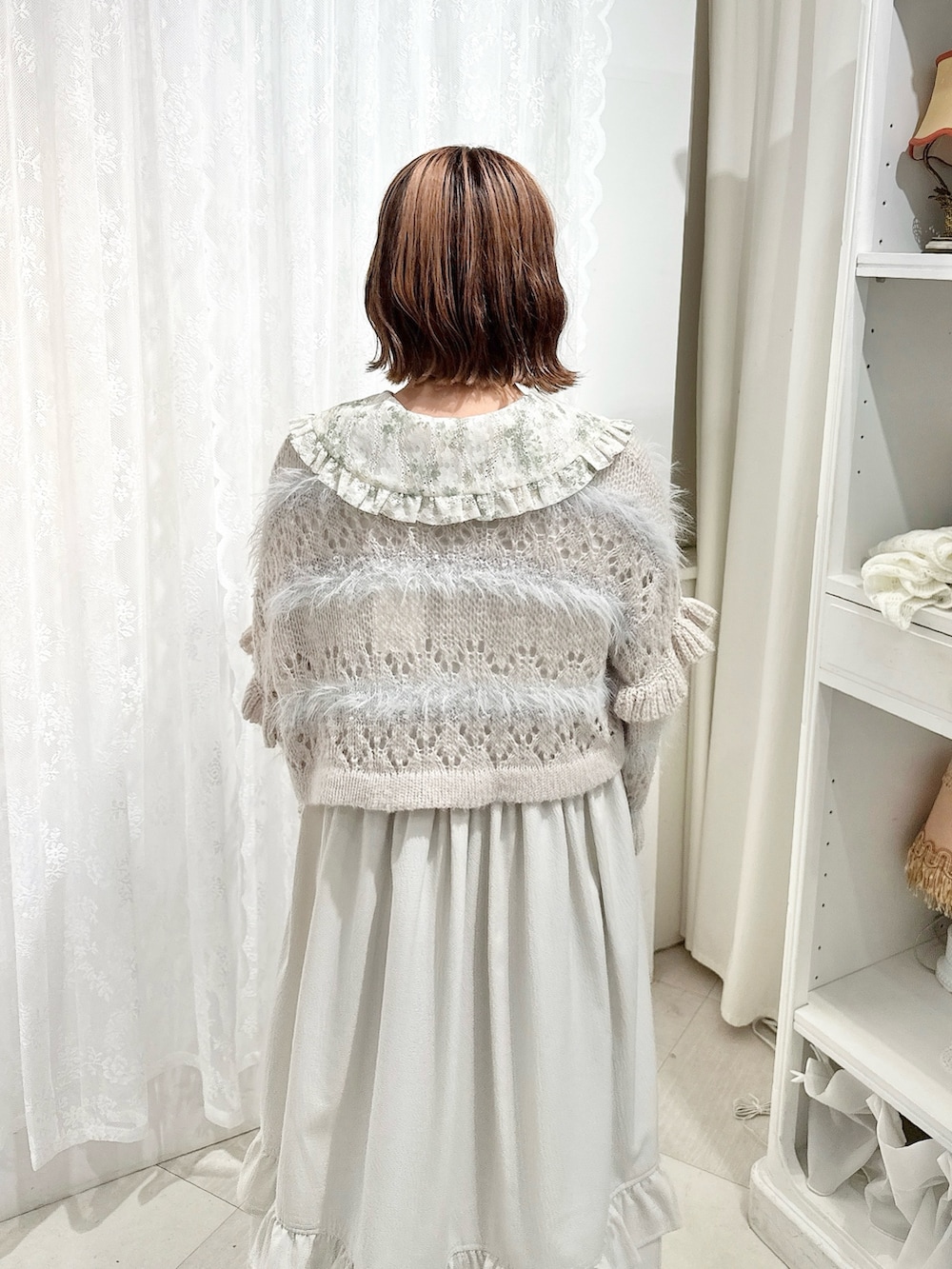 グレー系のカーディガン/ボレロ、グリーン系のワンピース、ベージュ系のローファーを着用したレディースの夏コーディネートの5枚目の写真