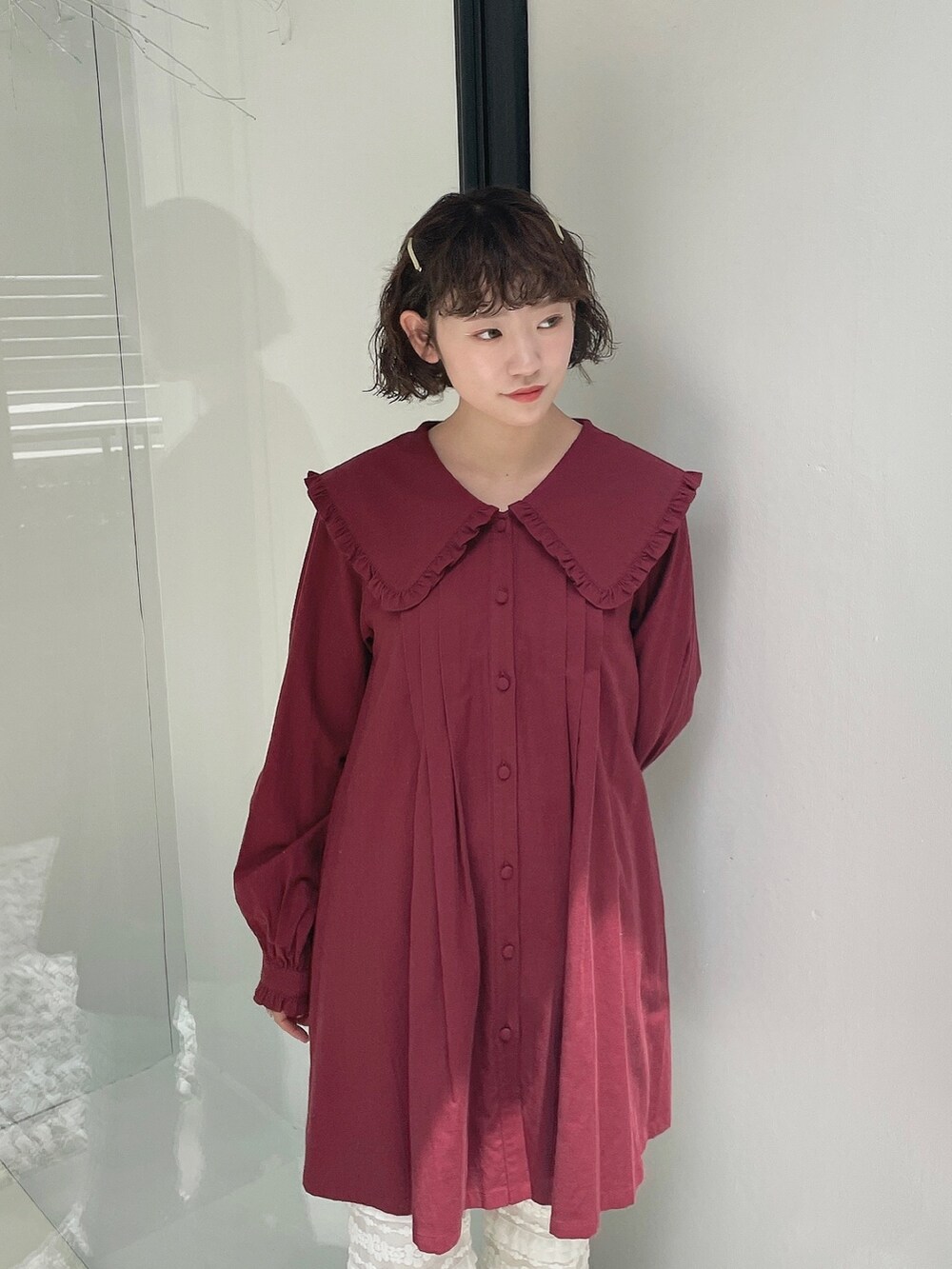 レッド系のワンピース、ホワイト系のカーディガン/ボレロ、ホワイト系のスウェットパンツを着用したレディースの夏コーディネートの7枚目の写真
