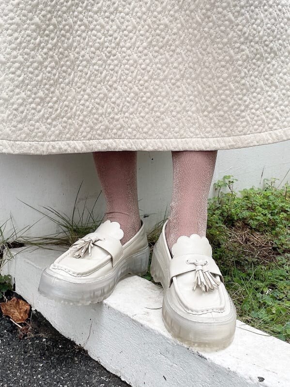 ベージュ系のハンドバッグ、ホワイト系のワンピース、ベージュ系のシャツ/ブラウスを着用したレディースの秋コーディネートの7枚目の写真