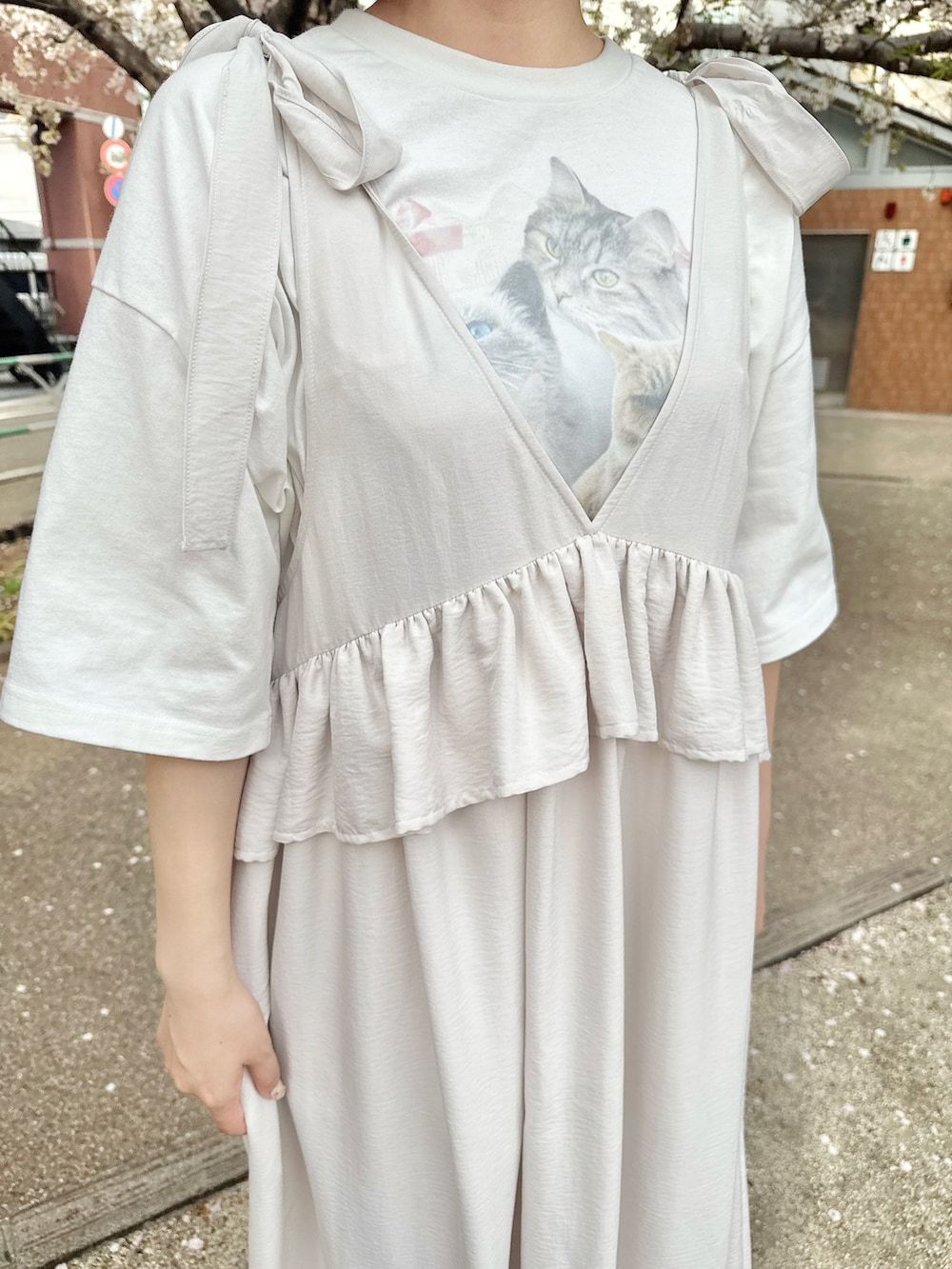 ホワイト系のTシャツ/カットソー、ホワイト系のワンピース、ピンク系のトートバッグを着用したレディースの春コーディネートの8枚目の写真