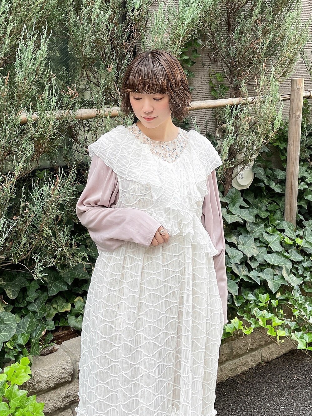 ホワイト系のワンピース、ホワイト系のワンピース、ホワイト系のスニーカーを着用したレディースの秋コーディネートの5枚目の写真