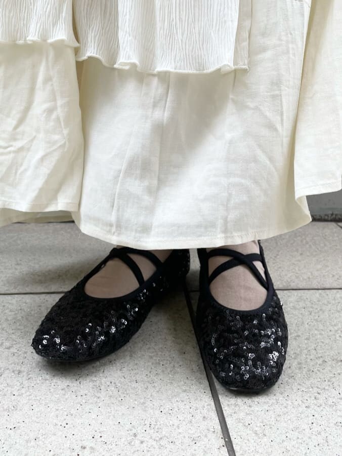 ブラック系のカーディガン/ボレロ、ブラック系のシャツ/ブラウス、ホワイト系のスカートを着用したレディースの夏コーディネートの7枚目の写真