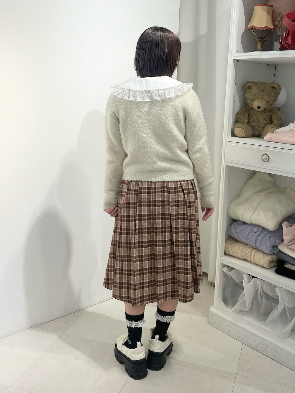 シルバー系のシャツ/ブラウス、ホワイト系のローファー、ブラウン系のスカートを着用したレディースの秋コーディネートの3枚目の写真