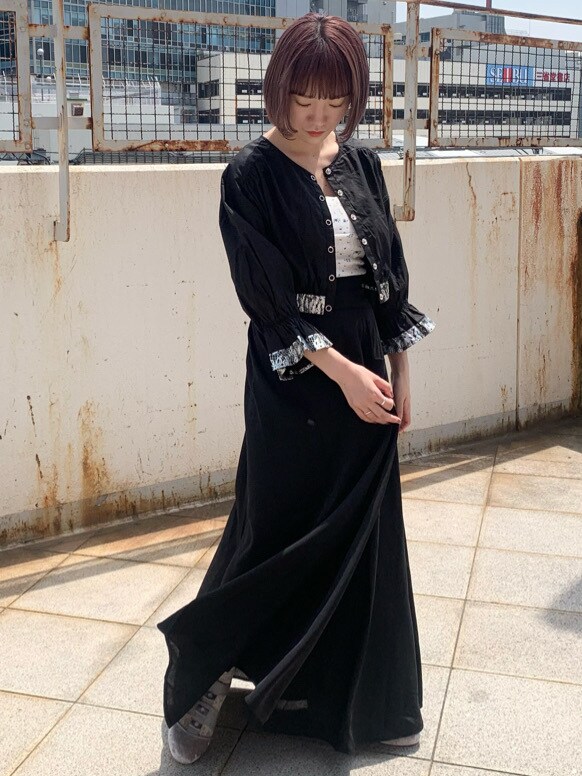 ブラック系のシャツ/ブラウス、ブラック系のスカート、ホワイト系のその他シューズを着用したレディースの春コーディネートの3枚目の写真