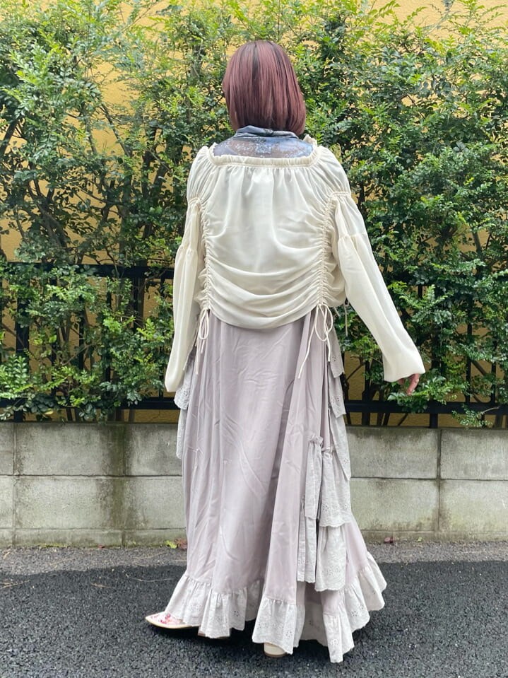 ホワイト系のシャツ/ブラウス、ブルー系のTシャツ/カットソー、ベージュ系のワンピースを着用したレディースの冬コーディネートの3枚目の写真