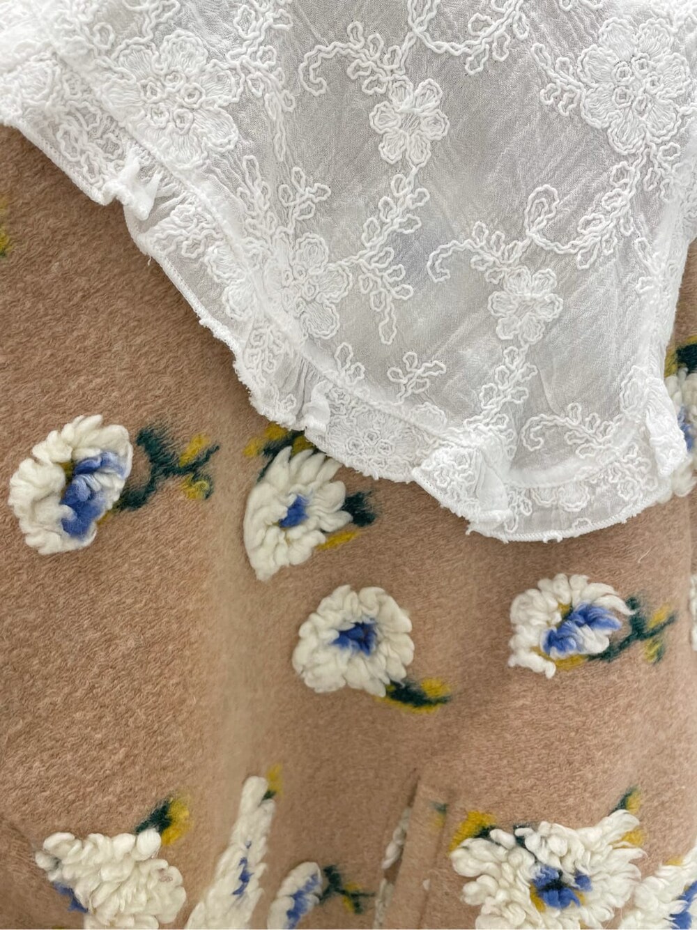 ホワイト系のシャツ/ブラウス、ホワイト系のローファー、ベージュ系のスカートを着用したレディースの秋コーディネートの5枚目の写真