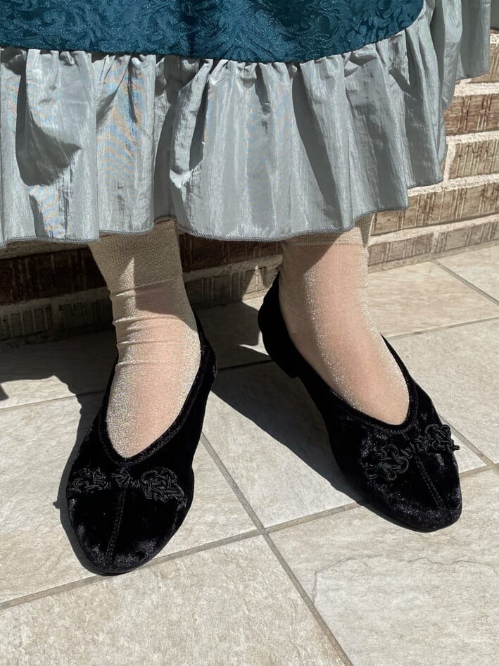 ブラック系のその他アウター、ブラック系のその他シューズ、グリーン系のワンピースを着用したレディースの秋コーディネートの10枚目の写真