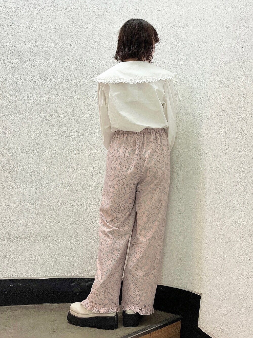 ピンク系のその他パンツ、ホワイト系のシャツ/ブラウス、ホワイト系のパンプスを着用したレディースの冬コーディネートの3枚目の写真