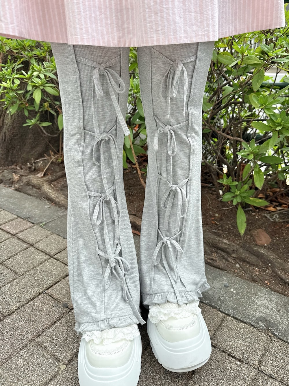 ブルー系のショルダーバッグ、ピンク系のワンピース、グレー系のその他パンツを着用したレディースの春コーディネートの6枚目の写真