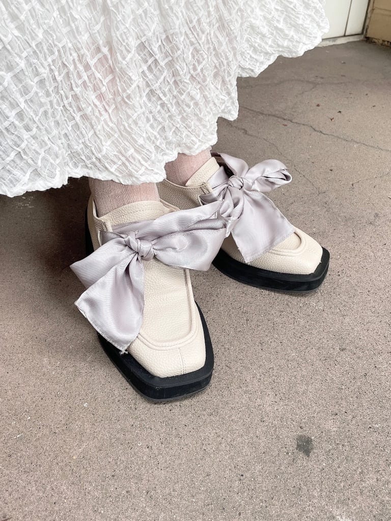 ホワイト系のスカート、グレー系のスウェット、ブルー系のニット/セーターを着用したレディースの夏コーディネートの4枚目の写真