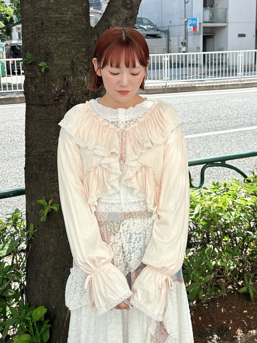 ホワイト系のTシャツ/カットソー、ピンク系のカーディガン/ボレロ、ピンク系のスカートを着用したレディースの夏コーディネートの4枚目の写真