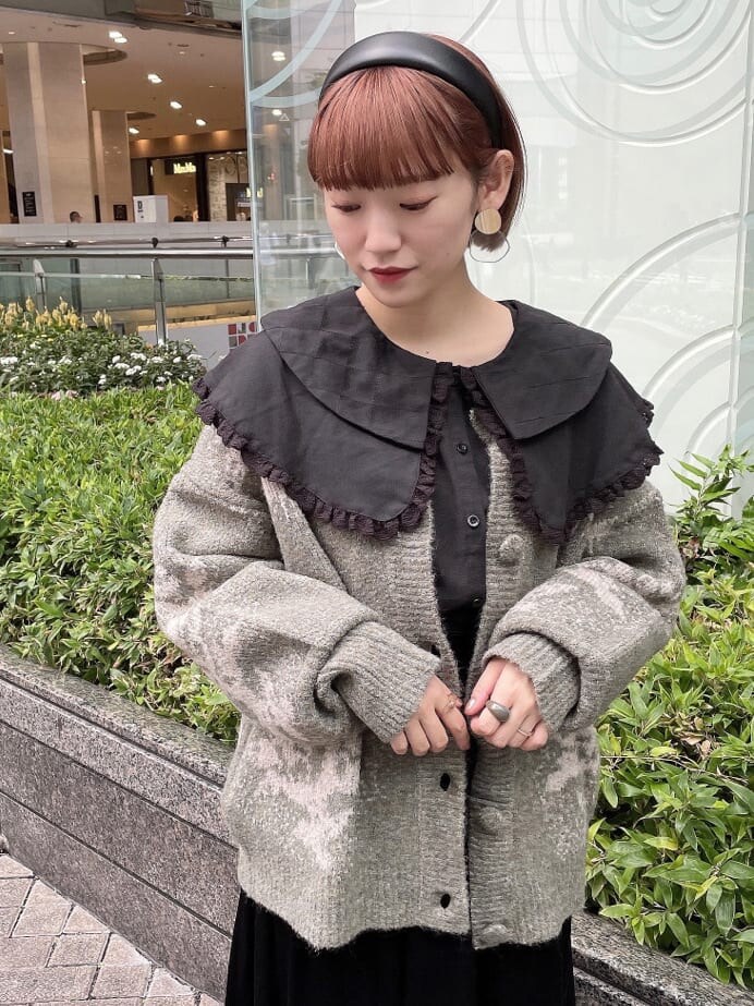 ブラック系のその他シューズ、ブラック系のシャツ/ブラウス、ブラック系のスカートを着用したレディースの秋コーディネートの4枚目の写真