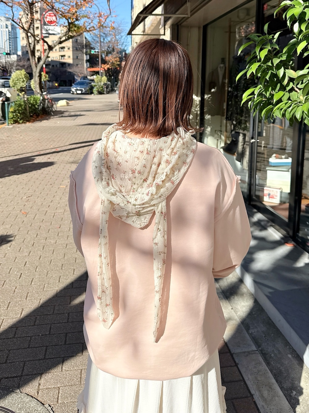 ピンク系のスウェット、ホワイト系のTシャツ/カットソー、ホワイト系のスカートを着用したレディースの冬コーディネートの6枚目の写真