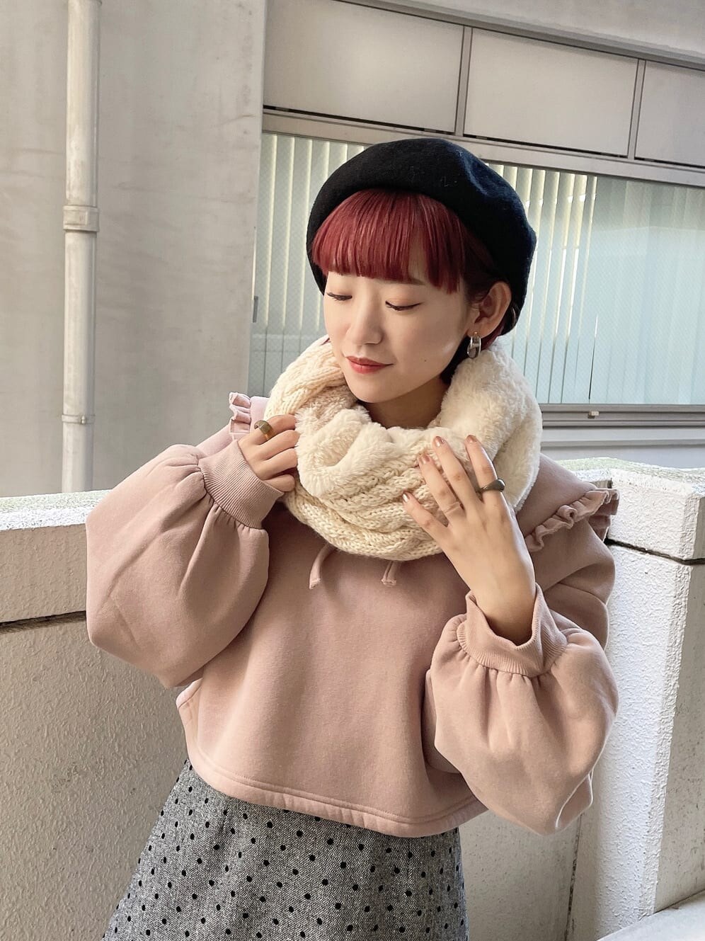 ベージュ系のショルダーバッグ、ピンク系のTシャツ/カットソー、グレー系のスカートを着用したレディースの秋コーディネートの4枚目の写真