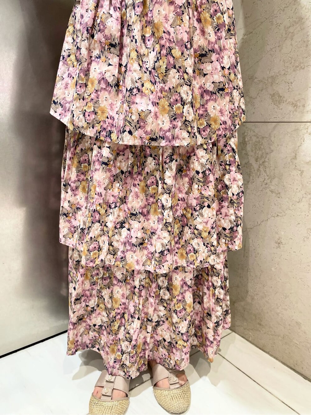 ホワイト系のシャツ/ブラウス、パープル系のキャミソール、ブラウン系のサンダルを着用したレディースの夏コーディネートの5枚目の写真