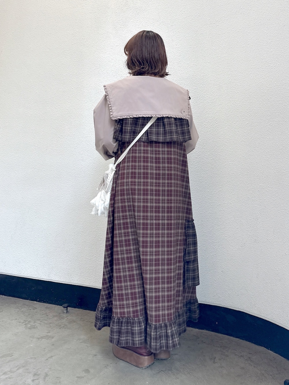 ベージュ系のシャツ/ブラウス、ベージュ系のショルダーバッグ、レッド系のワンピースを着用したレディースの夏コーディネートの3枚目の写真