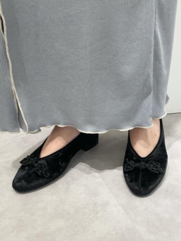 ブルー系のスカート、ブラック系のその他シューズ、ブルー系のTシャツ/カットソーを着用したレディースの夏コーディネートの5枚目の写真