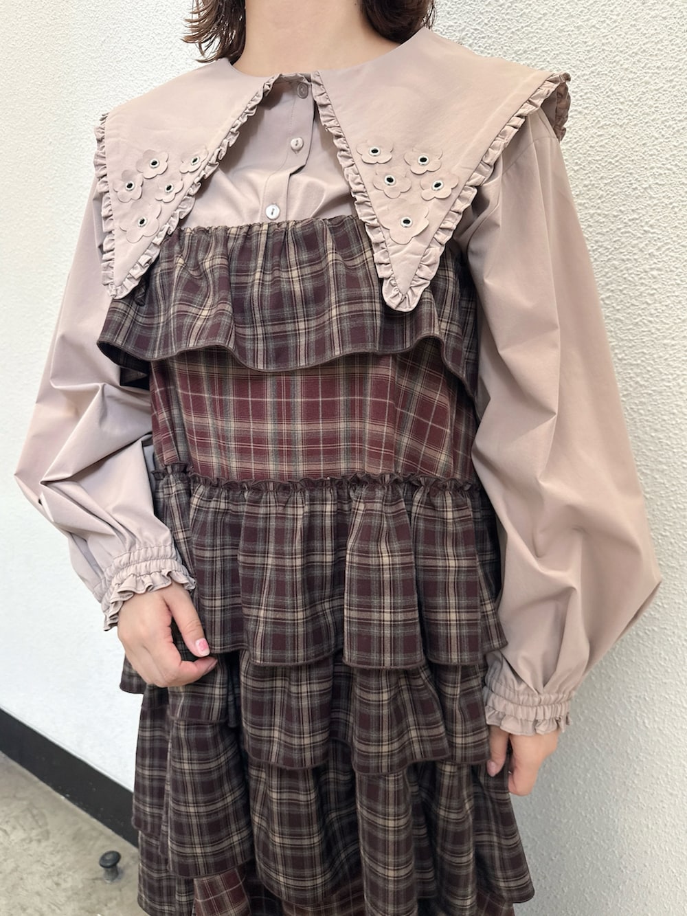 ベージュ系のシャツ/ブラウス、ベージュ系のショルダーバッグ、レッド系のワンピースを着用したレディースの夏コーディネートの7枚目の写真