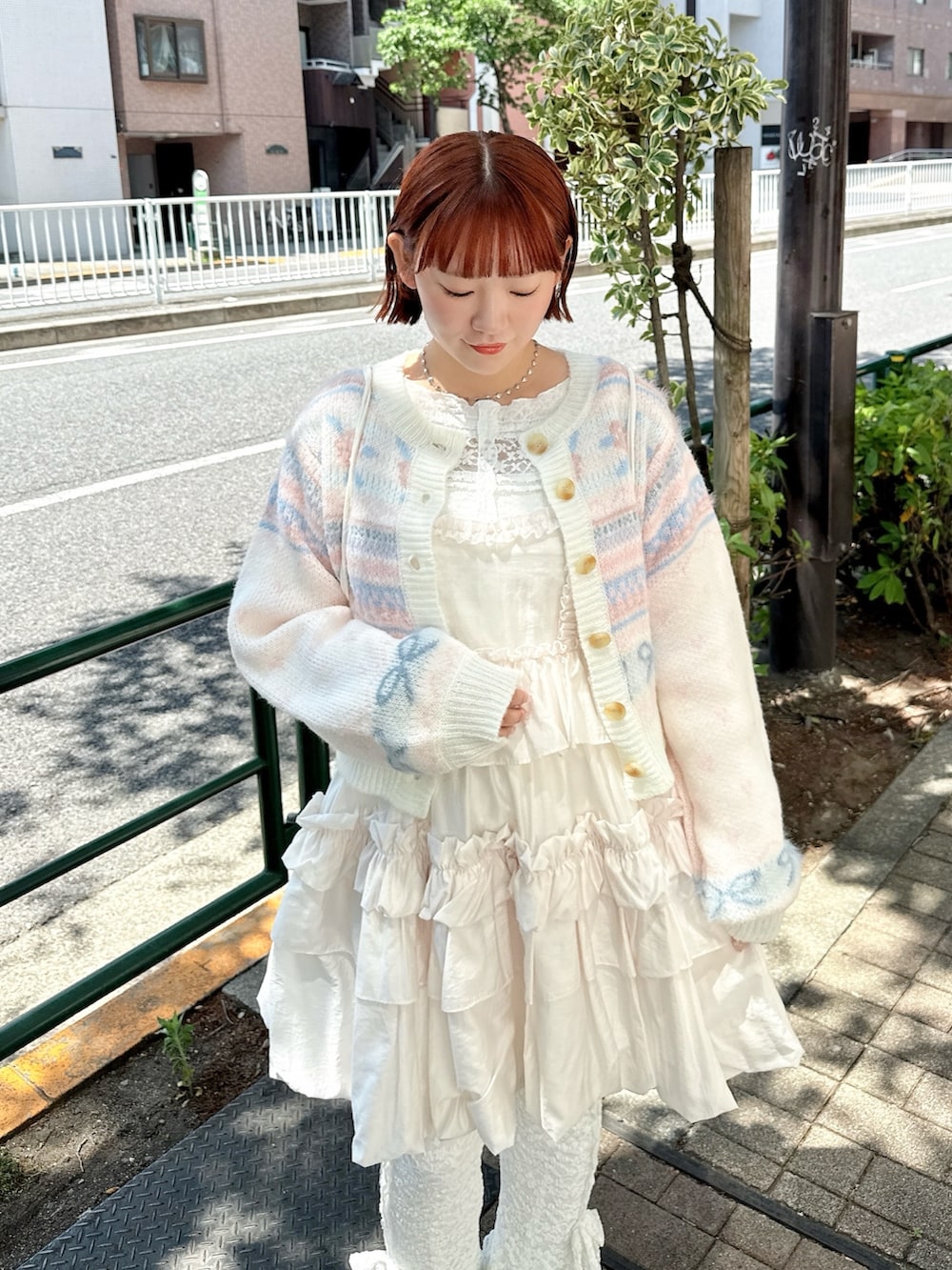 ホワイト系のカーディガン/ボレロ、ホワイト系のその他パンツ、ホワイト系のTシャツ/カットソーを着用したレディースの春コーディネートの4枚目の写真