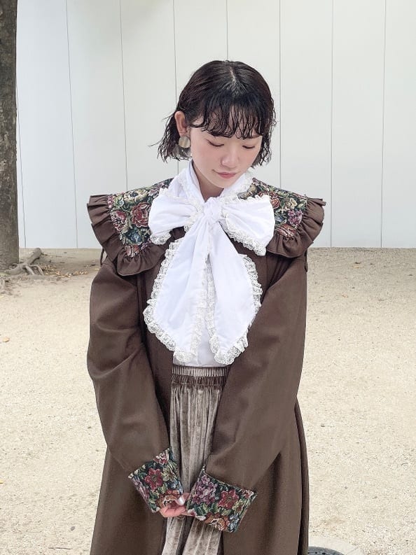 ホワイト系のシャツ/ブラウス、ブラウン系のスカート、ホワイト系のローファーを着用したレディースの夏コーディネートの5枚目の写真