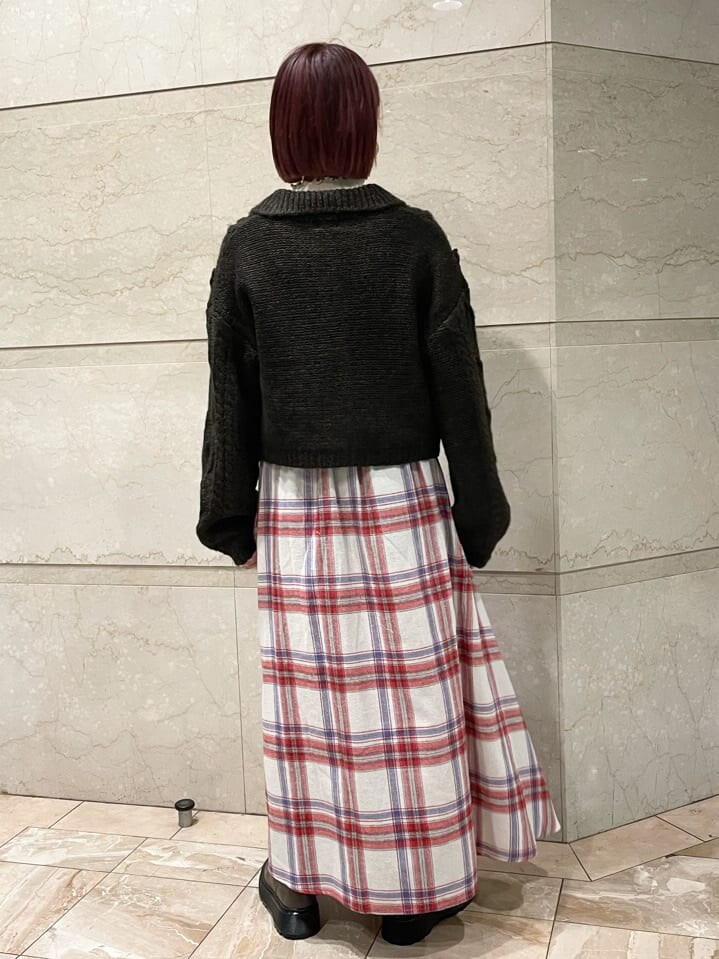 ブラウン系のブーツ、ブラウン系のカーディガン/ボレロ、レッド系のスカートを着用したレディースの秋コーディネートの2枚目の写真