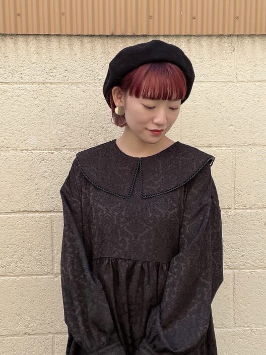 ブラック系のワンピースを着用したレディースの秋コーディネートの3枚目の写真