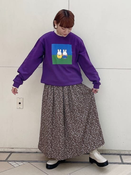 ブラウン系のワンピース、ホワイト系のブーツ、ホワイト系のニット/セーターを着用したレディースの秋コーディネートの2枚目の写真