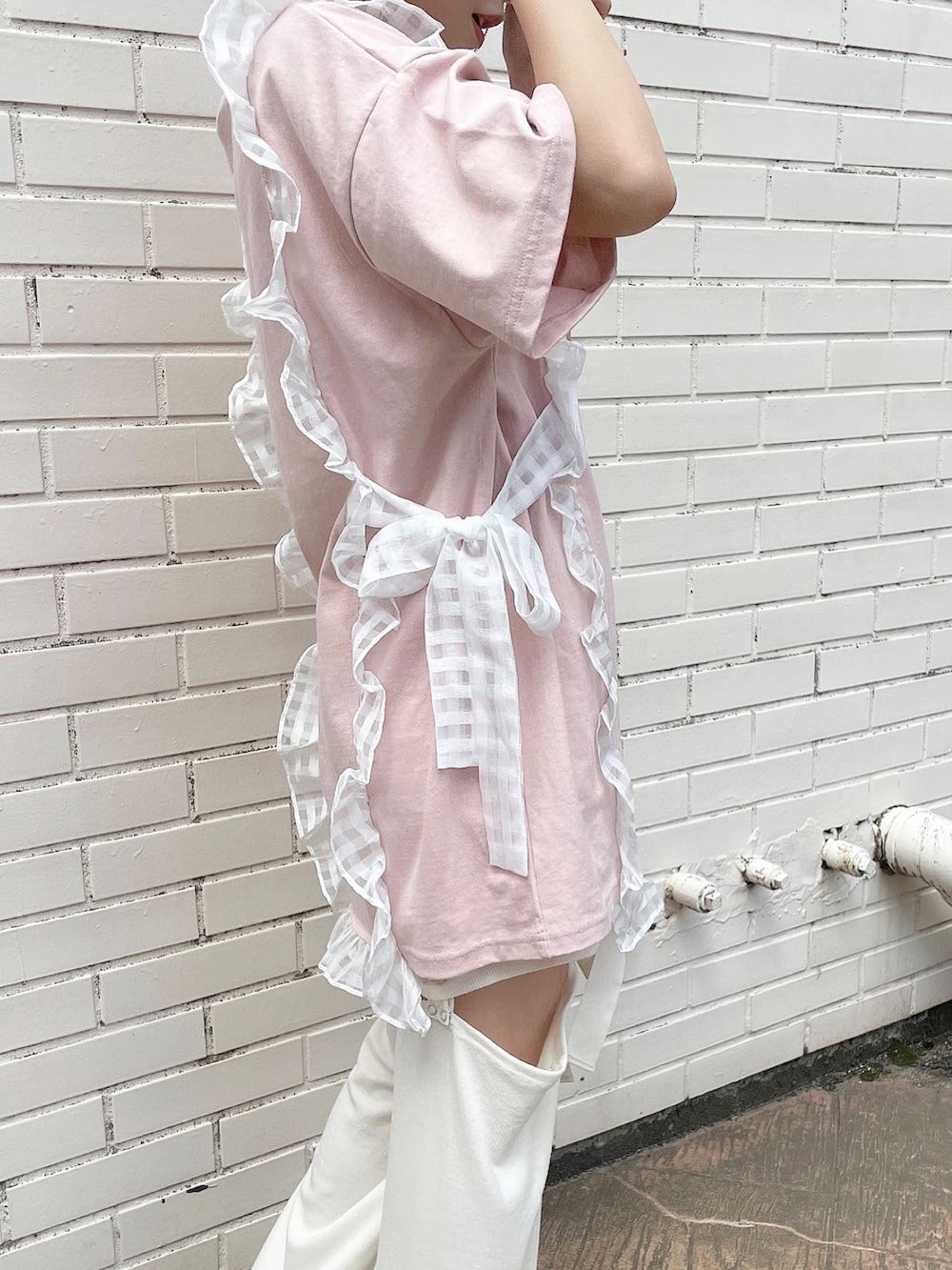 ピンク系のTシャツ/カットソー、ホワイト系のその他パンツ、ホワイト系のサンダルを着用したレディースの春コーディネートの6枚目の写真