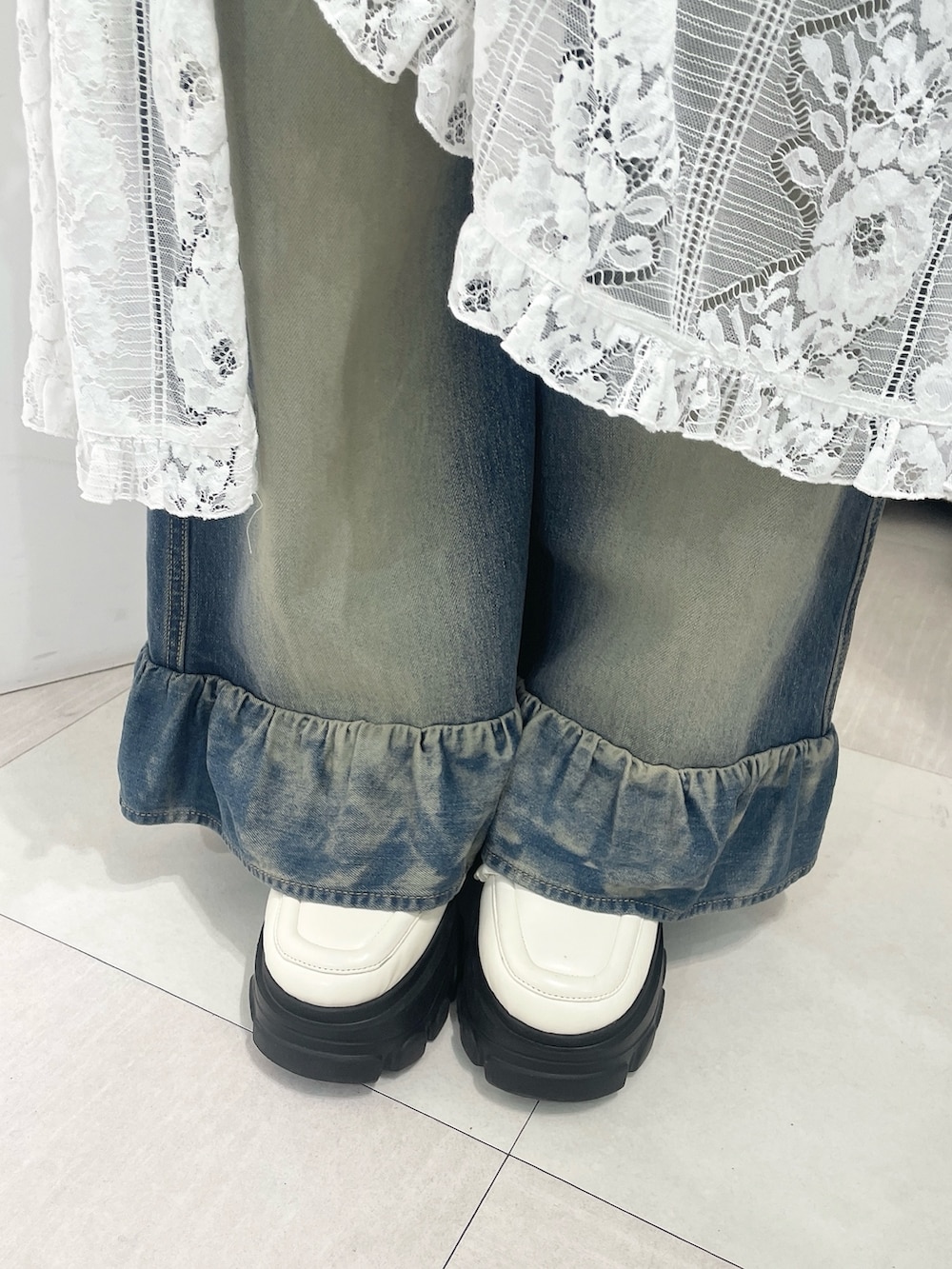 その他のブルゾン、ホワイト系のスカート、ブルー系のデニムパンツを着用したレディースの秋コーディネートの7枚目の写真