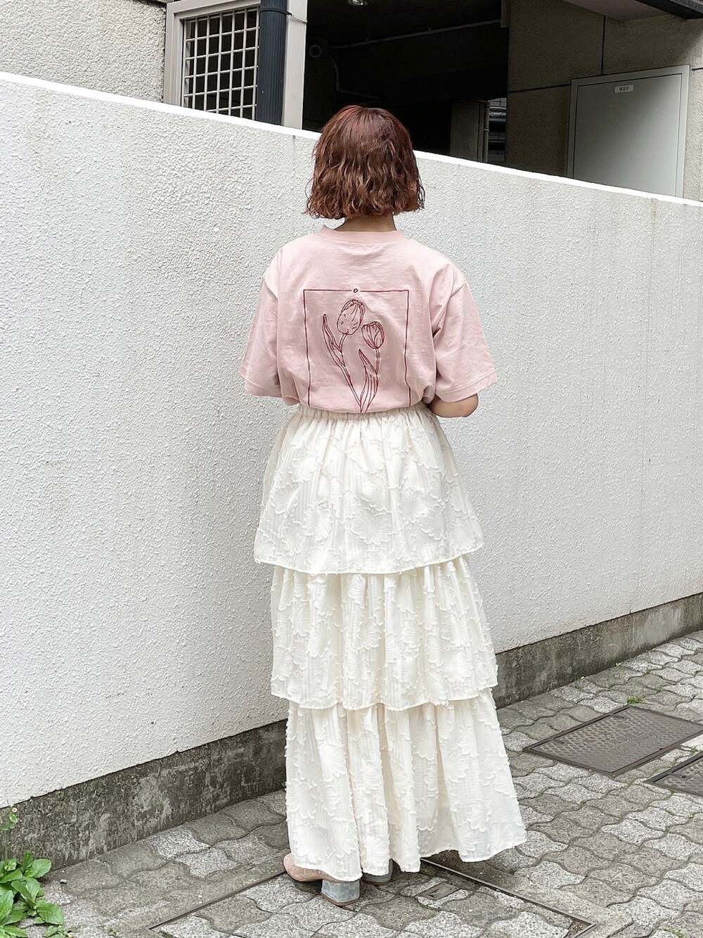 ピンク系のTシャツ/カットソー、ホワイト系のスカート、ピンク系のパンプスを着用したレディースの春コーディネートの3枚目の写真