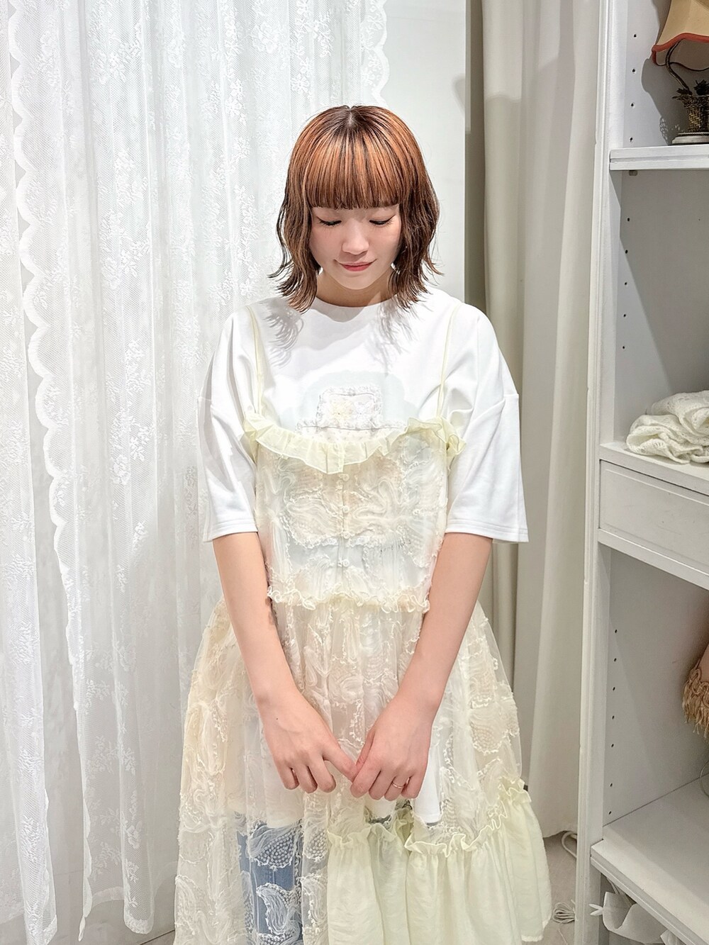 その他のハンドバッグ、ホワイト系のワンピース、ホワイト系のTシャツ/カットソーを着用したレディースの夏コーディネートの6枚目の写真