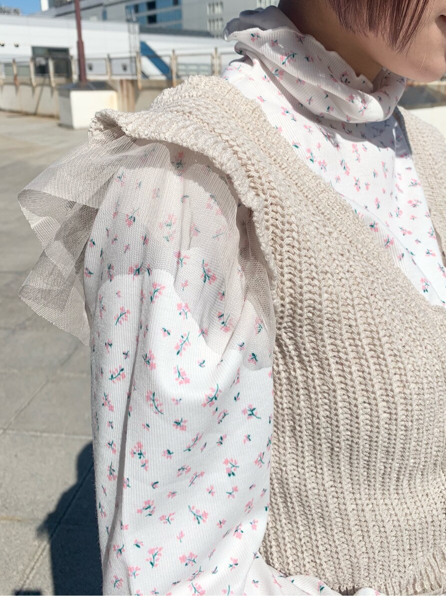 ホワイト系のその他シューズ、ホワイト系のニット/セーターを着用したレディースの春コーディネートの5枚目の写真