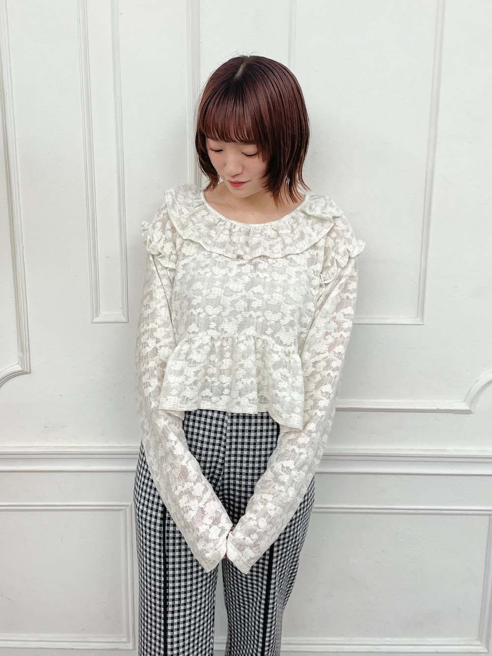 ホワイト系のシャツ/ブラウス、ブラック系のスラックス、ブラック系のバレエシューズを着用したレディースの夏コーディネートの4枚目の写真