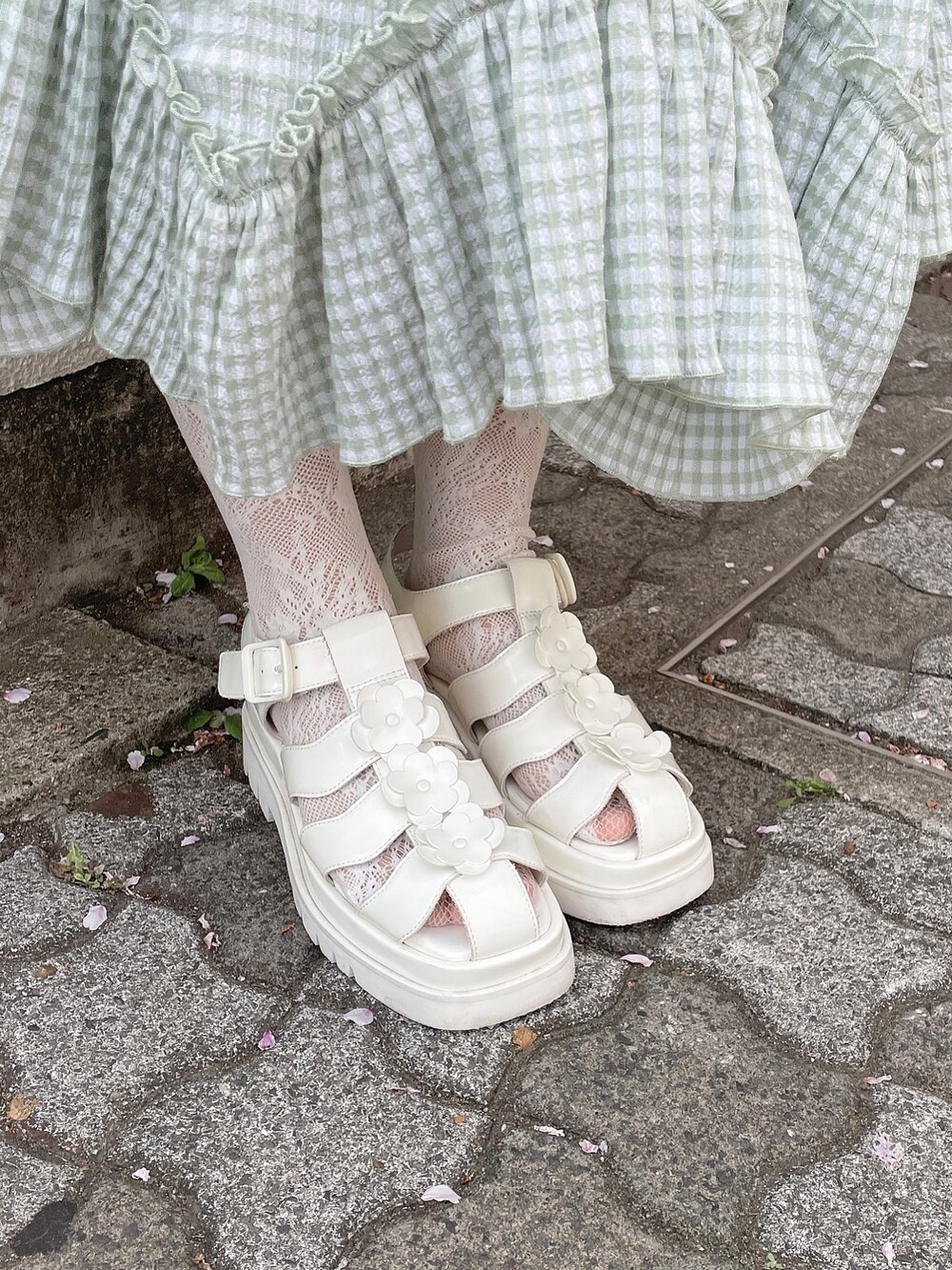 グリーン系のワンピース、ホワイト系のトートバッグ、ホワイト系のサンダルを着用したレディースの春コーディネートの8枚目の写真