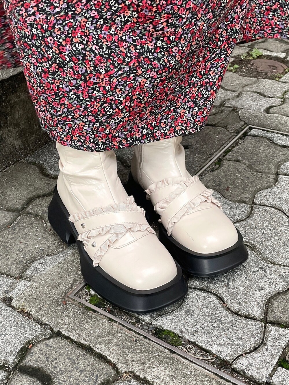 ピンク系のワンピース、パープル系のニット/セーター、ホワイト系のブーツを着用したレディースの秋コーディネートの5枚目の写真