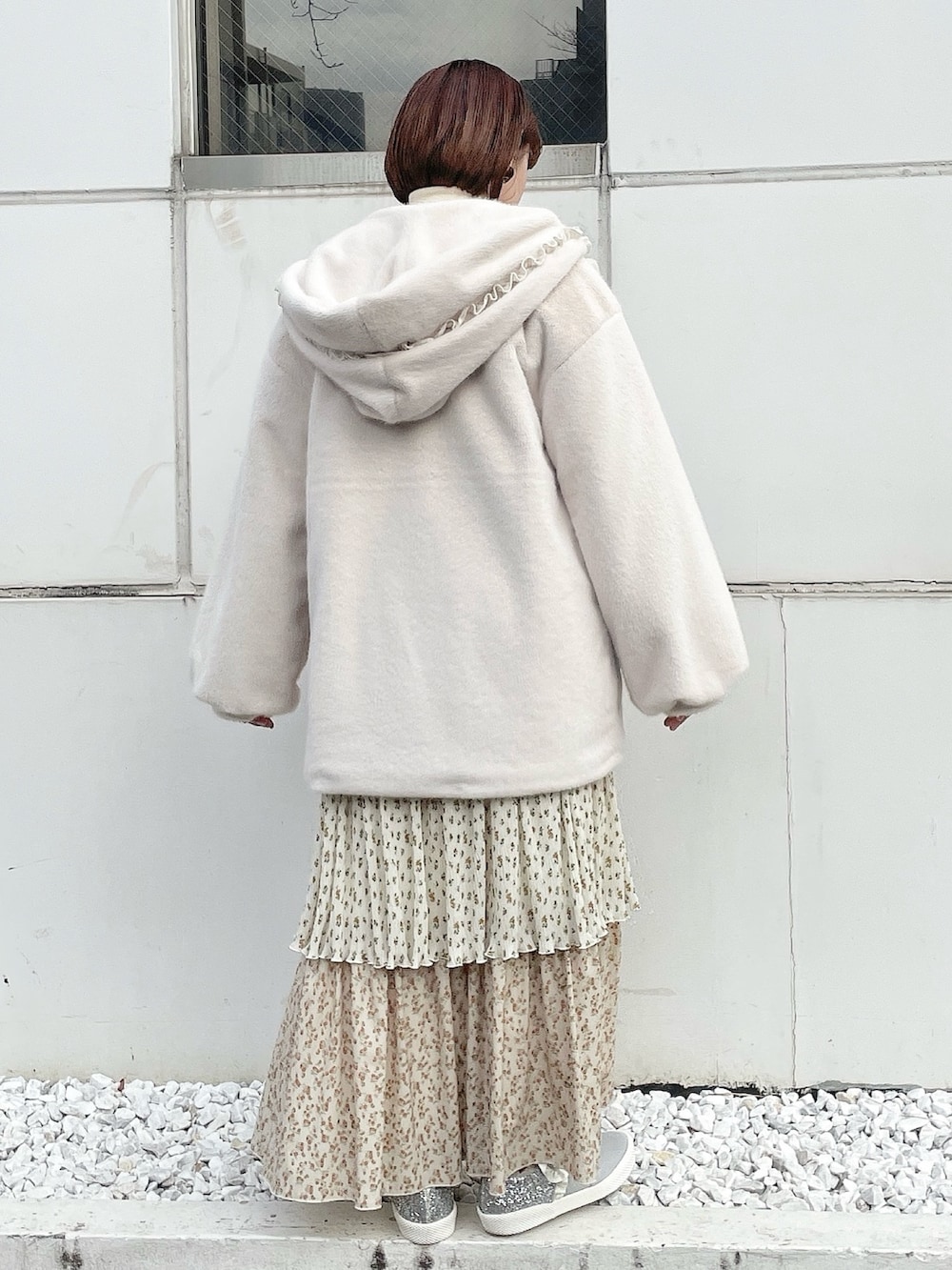 ホワイト系のダウンジャケット/コート、ブルー系のカーディガン/ボレロ、ホワイト系のニット/セーターを着用したレディースの冬コーディネートの3枚目の写真