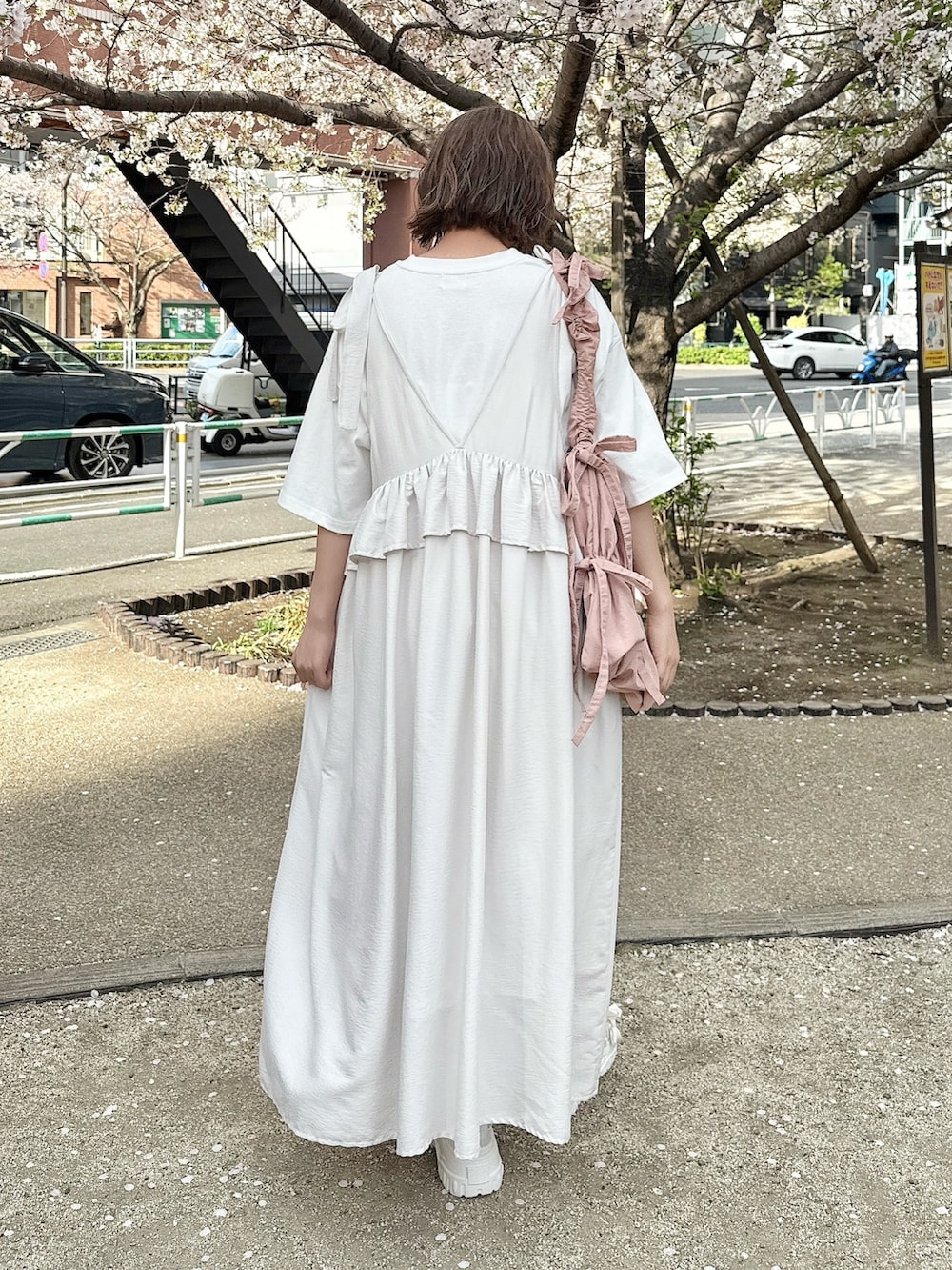 ホワイト系のTシャツ/カットソー、ホワイト系のワンピース、ピンク系のトートバッグを着用したレディースの春コーディネートの3枚目の写真