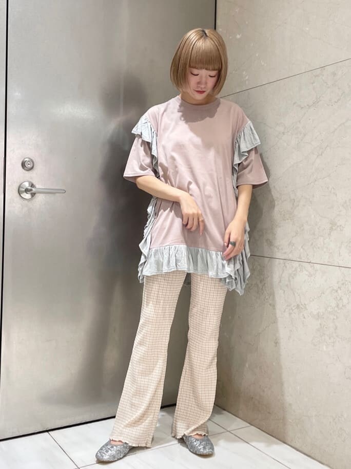 ピンク系のTシャツ/カットソー、ベージュ系のその他パンツ、シルバー系のその他シューズを着用したレディースの夏コーディネートの2枚目の写真