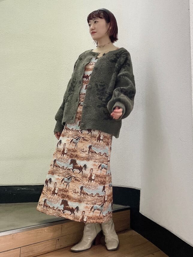 グレー系のカーディガン/ボレロ、ホワイト系のニット/セーター、ベージュ系のブーツを着用したレディースの冬コーディネートの2枚目の写真