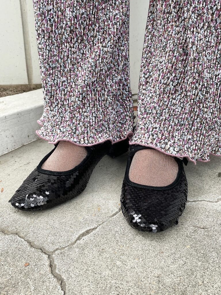 ブラック系のハンドバッグ、グリーン系のワンピース、ブラック系のパンプスを着用したレディースの秋コーディネートの5枚目の写真