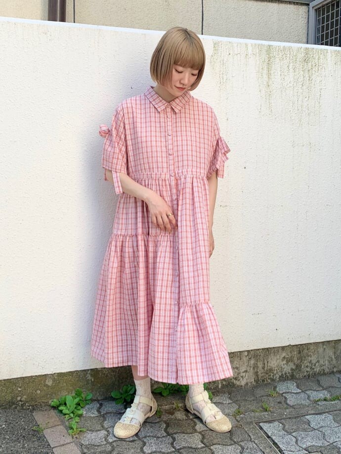 ベージュ系のパンプス、ピンク系のワンピース、ピンク系のワンピースを着用したレディースの夏コーディネートの2枚目の写真