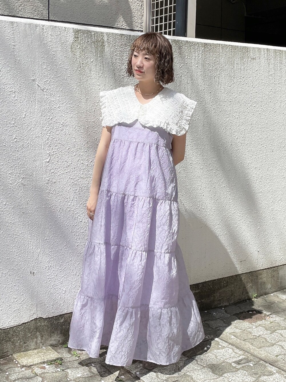 ホワイト系のシャツ/ブラウス、パープル系のワンピース、ホワイト系のパンプスを着用したレディースの春コーディネートの2枚目の写真