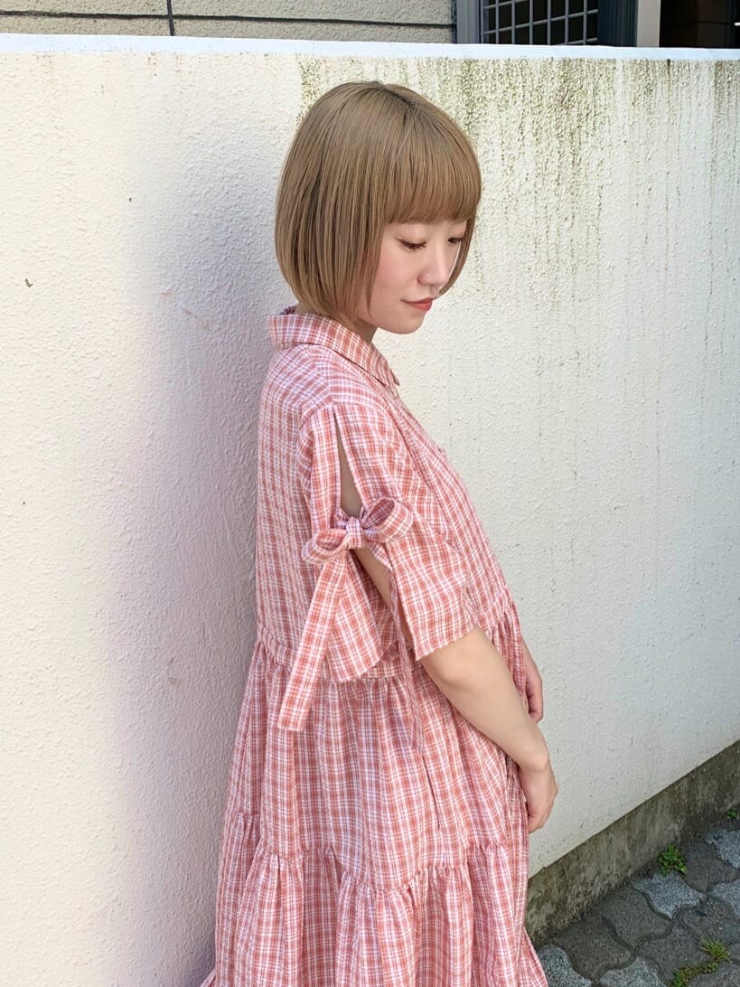 ベージュ系のパンプス、ピンク系のワンピース、ピンク系のワンピースを着用したレディースの夏コーディネートの3枚目の写真